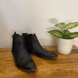 Black leather Chelsea boots